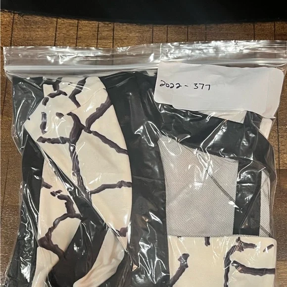 Anne Fontaine PENDA Cracked Print Blk and Wht Cap - Picture 10 of 10